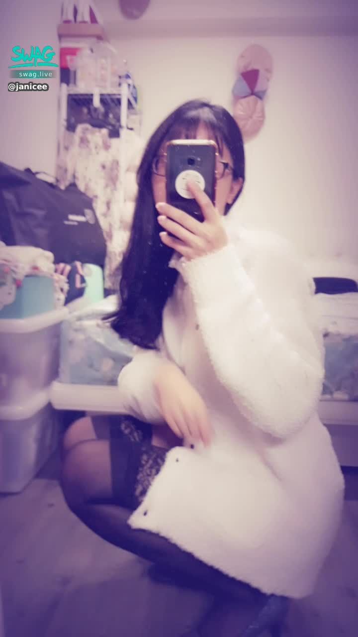 janicee : 看似OL打扮...🌹
裡面卻藏著小惡魔😈
蹲低的視角💛
冬日毛毛外套下藏不住的性感💙
高跟鞋與黑絲的絕對領域💋
absolutely sexy💚