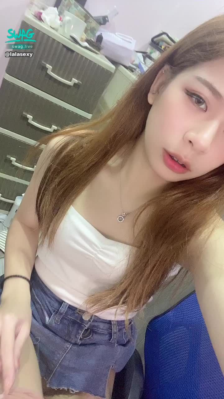 lalasexy : 往小穴塞了什麼東西呢‼️‼️賭你們沒有人猜得到😎😎😎