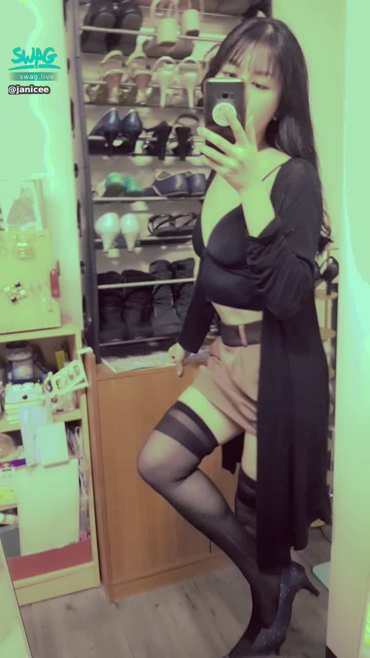 janicee : 摸摸絕對領域的黑絲💙
彈一下的紮實肉感💗
深V的黑色性感內著配上黑絲膝上襪💋