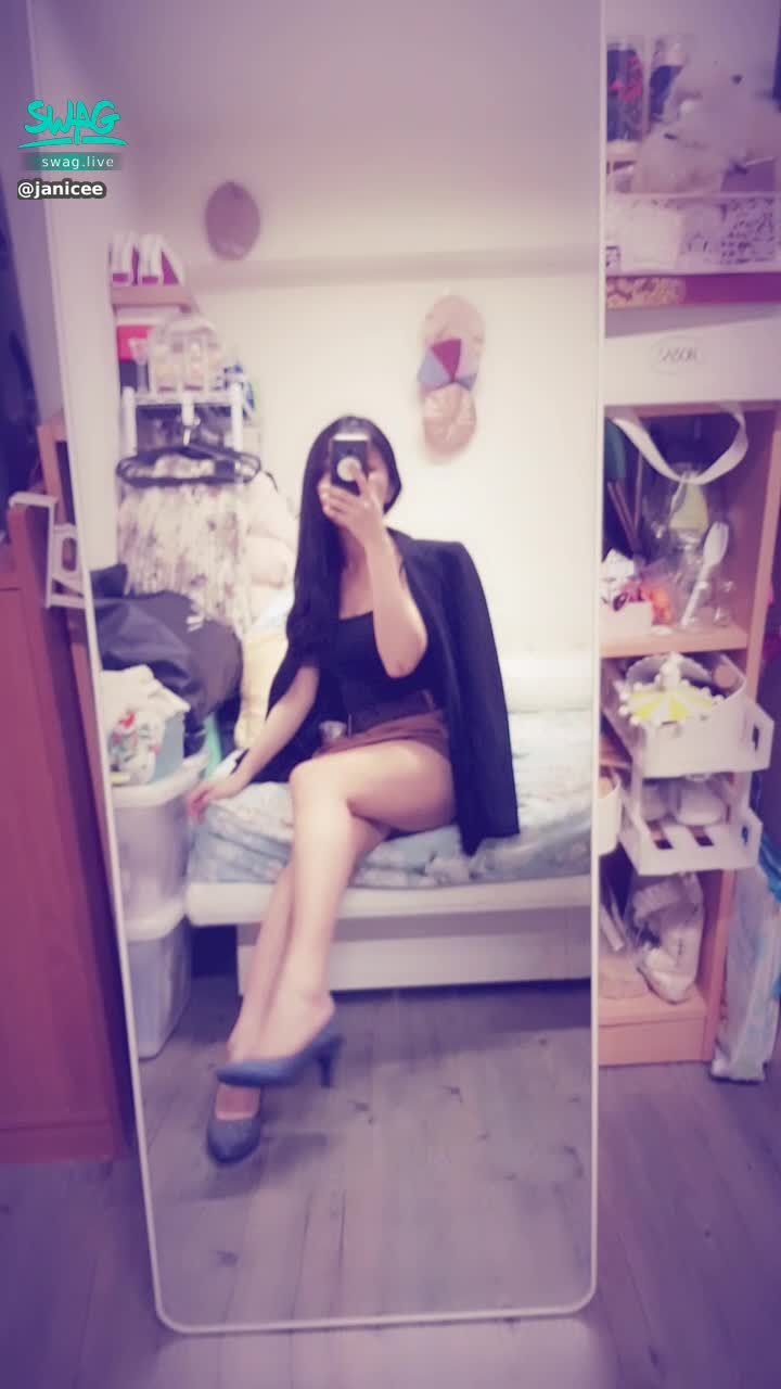 janicee : 性感OL💙
換姿勢時迷你裙曝光了😈
還從床上滑下來🤣
in office  working style😍