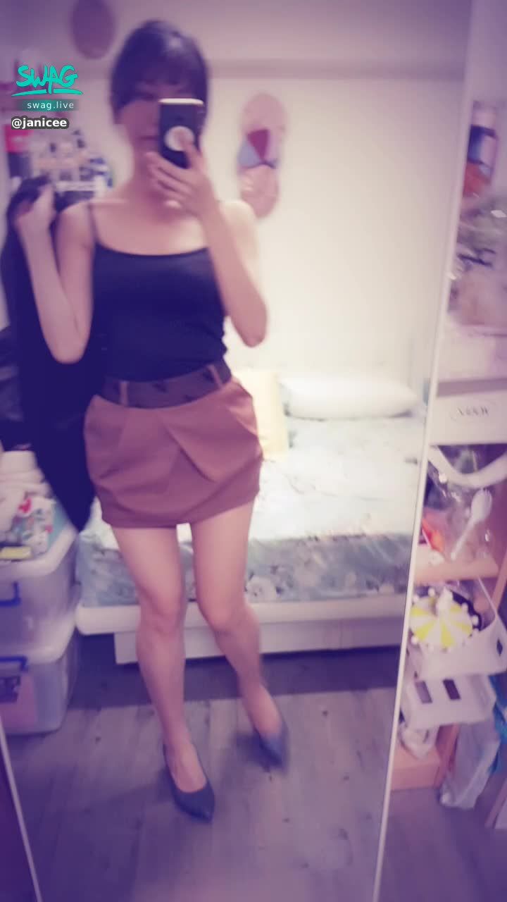 janicee : 盤起頭髮，露出後頸的肌膚😍
性感幹練OL♥️
in office  working style🌹