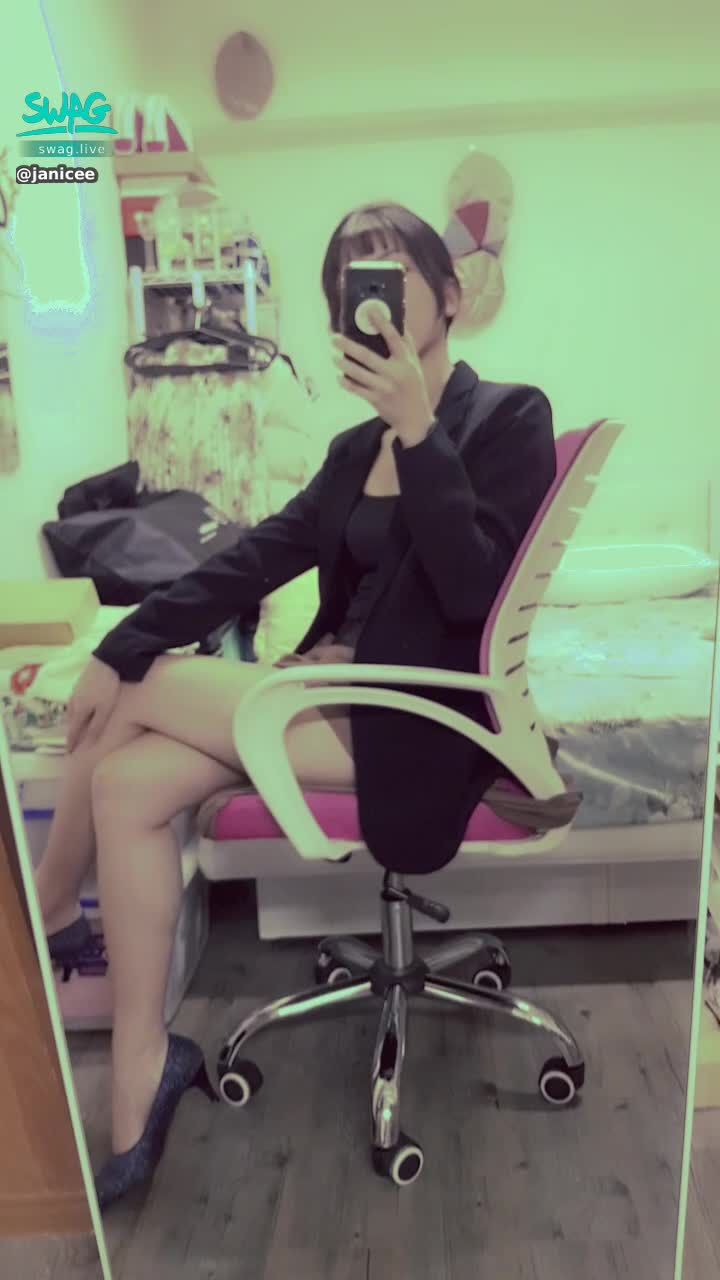 janicee : 性感OL盤髮下的頸部肌膚👠
在辦公椅上旋轉💛
in office  working style😍