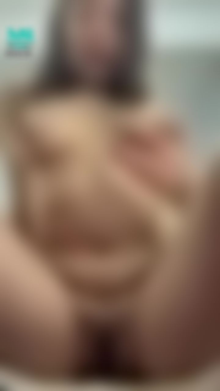 l******i : 這個姿勢你還不愛爆💦💦都讓你在下面等水流出來了😈
