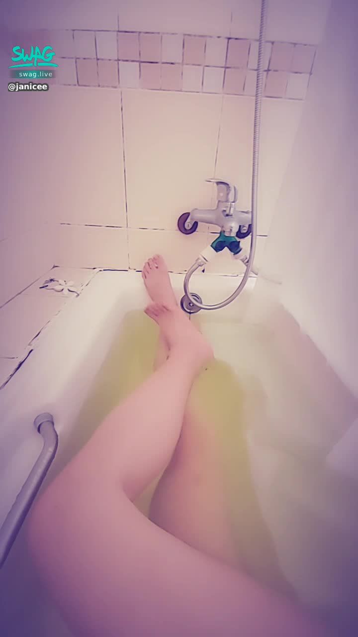 janicee : 美臀的赤裸線條💓
泡澡中的胴體💦
充滿香氣的時光💋
bathing time🛁