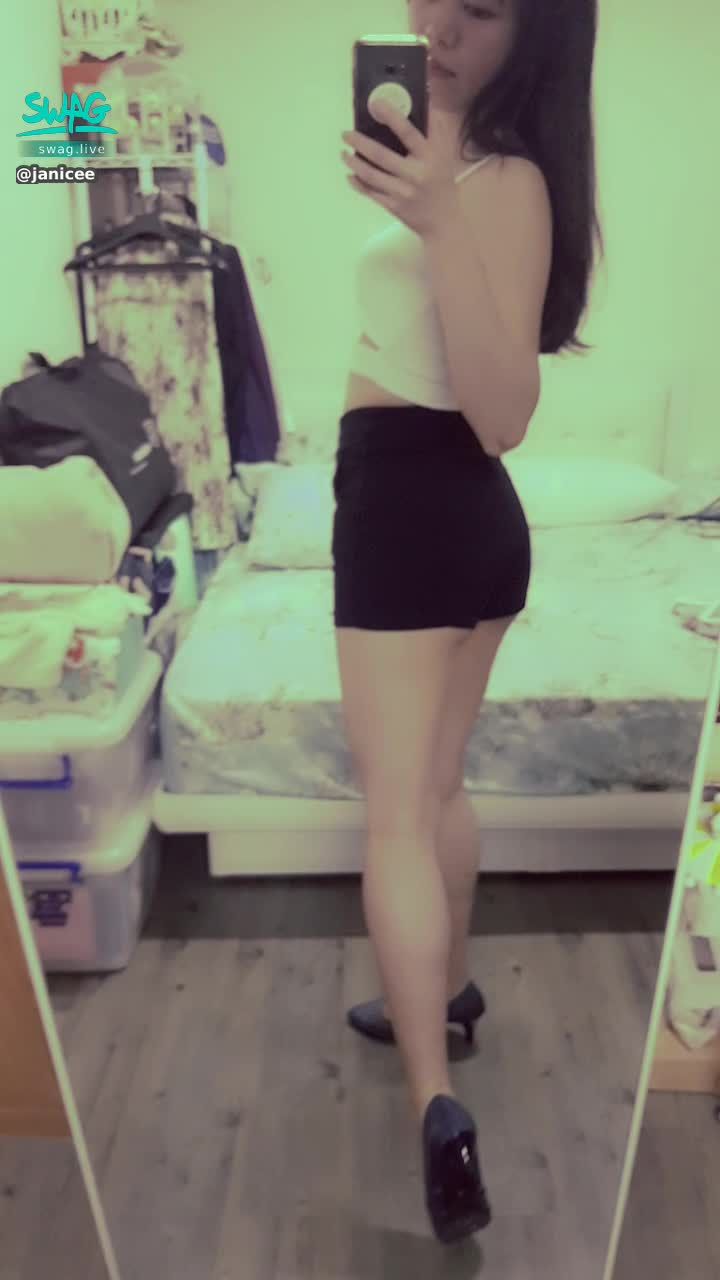janicee : 踮起高跟鞋的微笑線💙
高跟鞋顯得更修長，變成真人黑髮洋娃娃♥️
南半球是性感的另一種角度💖
another angle😍