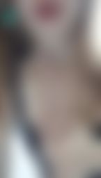 miababe : 只有假棒棒可以用。。有哥哥愿意让我试真的吗?