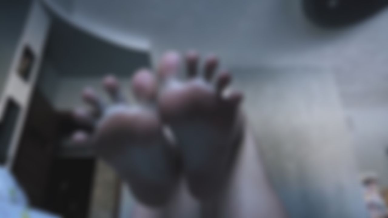 l*****c : bare feet 🤤🤤