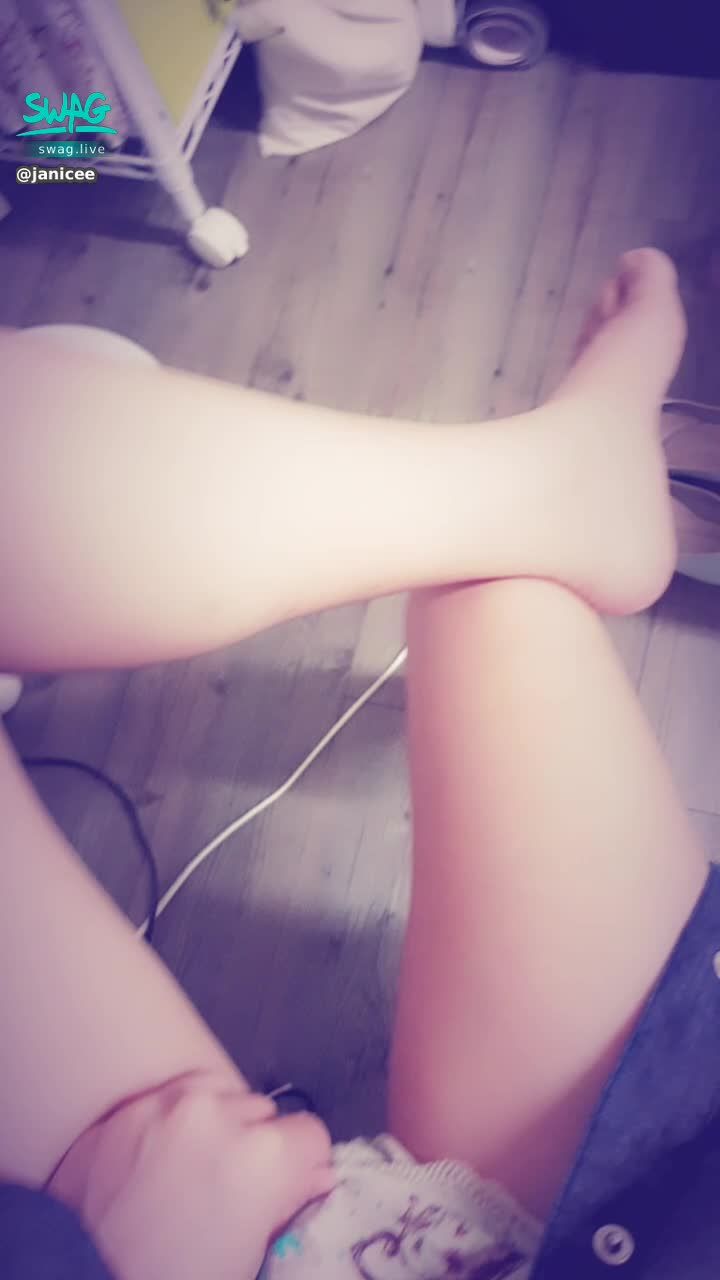janicee : 穿上高跟鞋👠
小褲下的赤腳🌹
亂入的假屌😈
#小褲 #美腿 #高跟鞋 #赤腳 #裸足 #腳底 #陽具