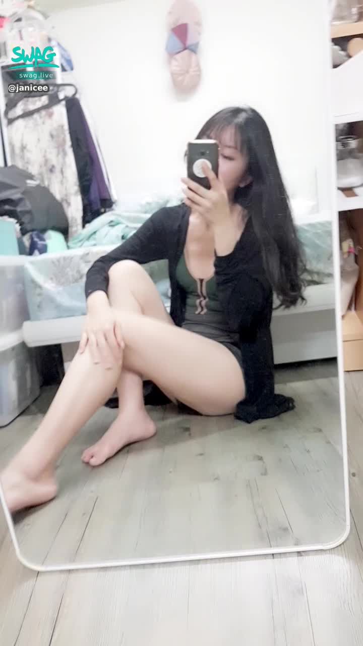 janicee : 短褲的褲底💋
性感M字腿😈
地板上的長腿坐姿💚
#深V #低胸 #細肩帶 #乳溝 #性感 #長髮 #黑髮 #鎖骨 #短褲 #美腿 #赤腳 #裸足 #腳底 #腳掌 #拉鍊 #肩膀 #褲底 #M字腿