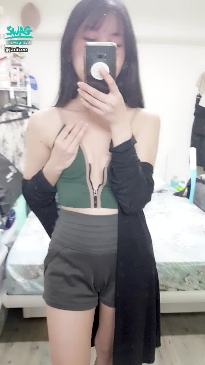 janicee : 解開拉鍊，呼之欲出的深V💙
揉胸😈
#深V #低胸 #細肩帶 #乳溝 #性感 #長髮 #黑髮 #鎖骨 #短褲 #美腿 #拉鍊 #肩膀 #高跟鞋
