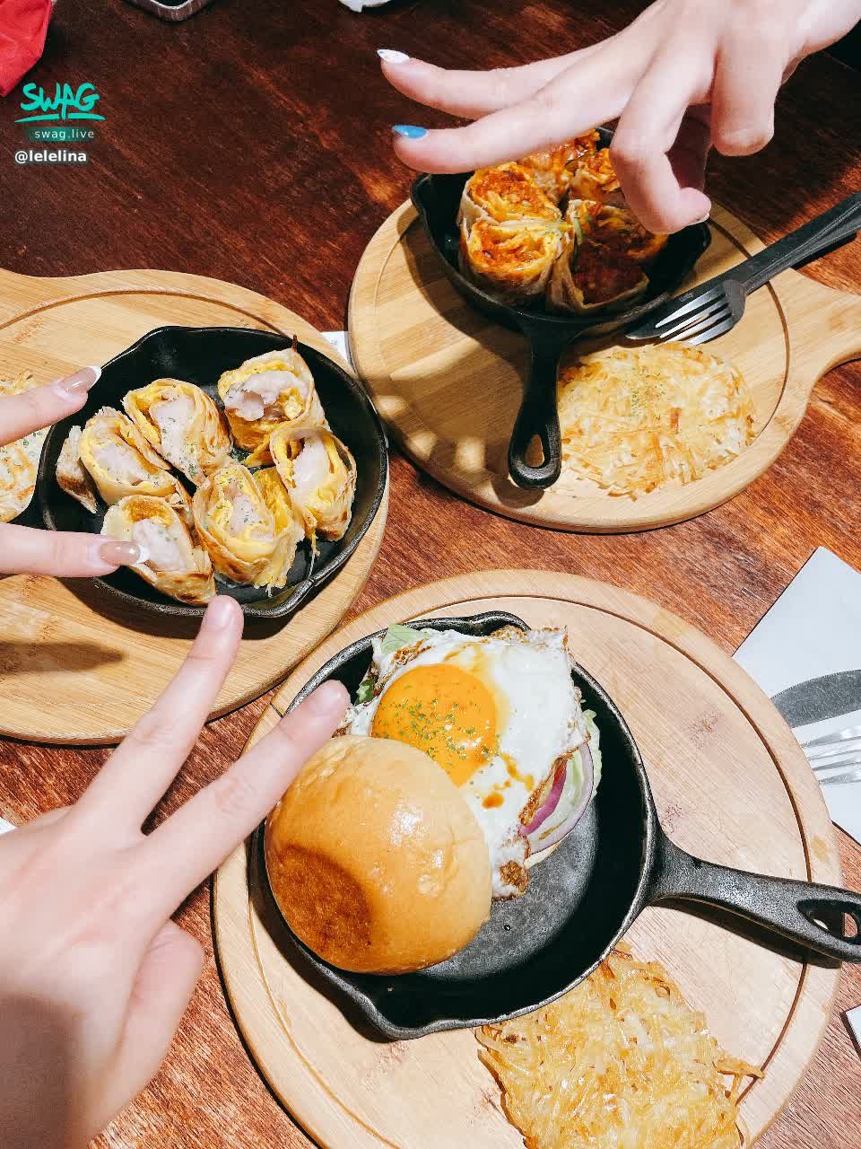 lelelina : 跟米娜和妃妃吃飯❤️❤️❤️
吃完後上課😘😘😘