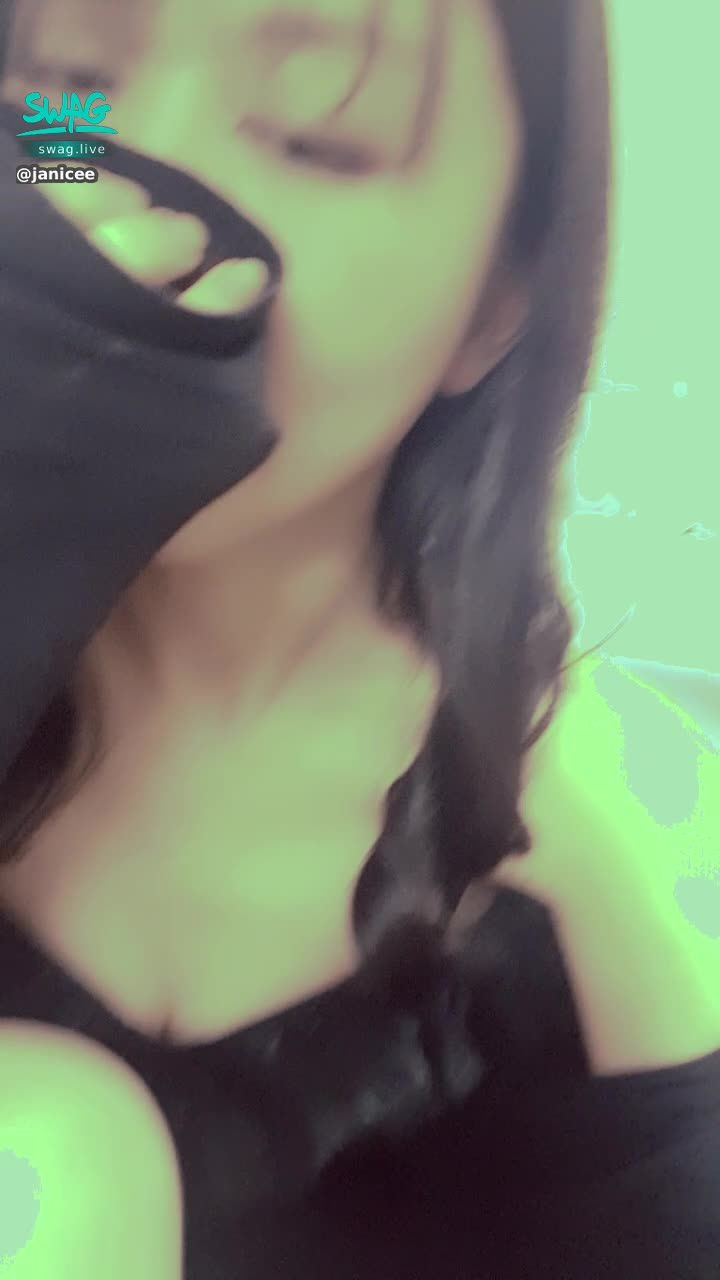 janicee : 前鏡頭的男友視角👀
露出腳底💖
發光的腿⭐
外套下的泳衣💙
露出大長腿👠
ready for summer💦
#泳衣 #低胸 #肩帶 #鎖骨 #黑髮 #長髮 #性感 #swimsuit #裸足 #赤腳 #大腿 #乳溝 #腋下 #腳底 #嘴唇