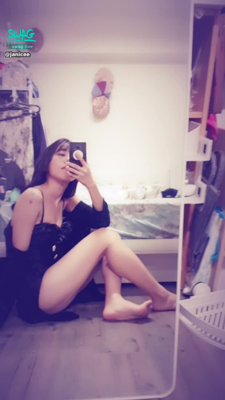 janicee : 外套下的泳衣💚
左側與右側的胸型🌹
露出大長腿👠
ready for summer💦
#泳衣 #低胸 #肩帶 #鎖骨 #黑髮 #長髮 #性感 #swimsuit #裸足 #赤腳 #大腿 #乳溝