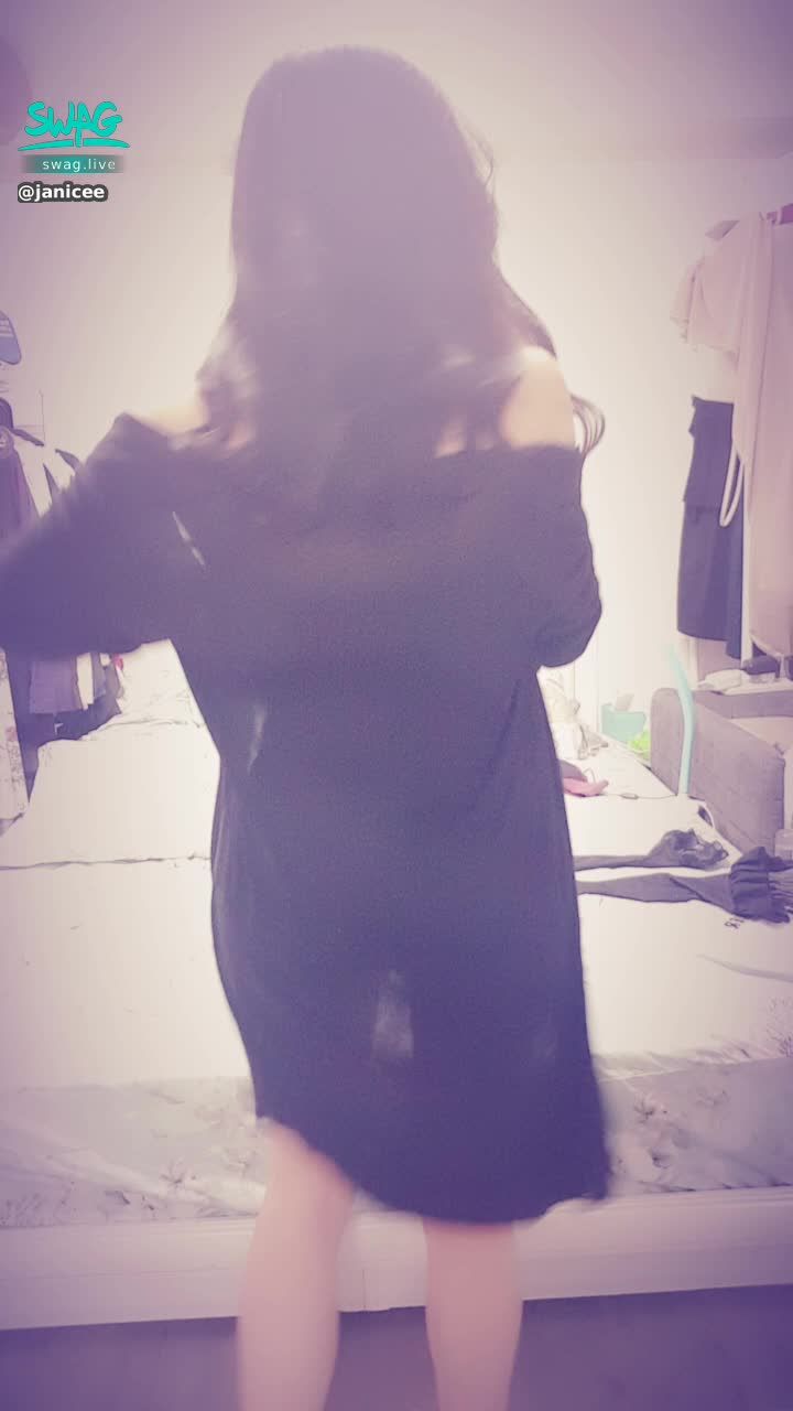 janicee : 脫下外套👀
露出性感的泳衣😈
大長腿與美臀的微笑線👠
ready for summer💦
#泳衣 #低胸 #肩帶 #鎖骨 #黑髮 #長髮 #性感 #swimsuit #裸足 #赤腳 #大腿 #乳溝