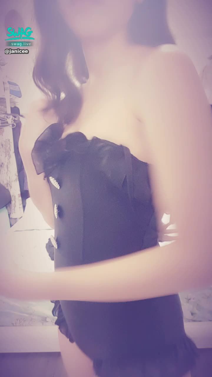 janicee : 放下肩帶，脫下泳衣的上半身😈
性感裸背與微笑線👀
美臀的曲線💙
ready for summer💦
#泳衣 #低胸 #肩帶 #鎖骨 #黑髮 #長髮 #性感 #swimsuit #裸足 #赤腳 #大腿 #乳溝 #美背 #裸背 #微笑線