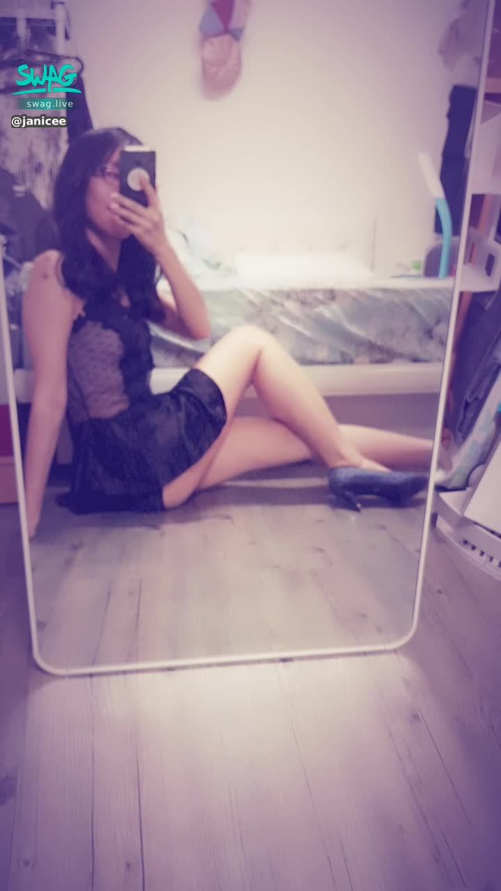 janicee : 短裙下的小褲💓
地板上的坐姿⭐
芭蕾舞伶般的性感網紗睡衣💋
胸前的兩條遮點蕾絲😈
ballet👠
#網紗 #蕾絲 #黑色 #睡衣 #長髮 #黑髮 #美腿 #高跟鞋 #短裙 #細肩帶 #lace #黑框 #眼鏡 #粗框 #小褲