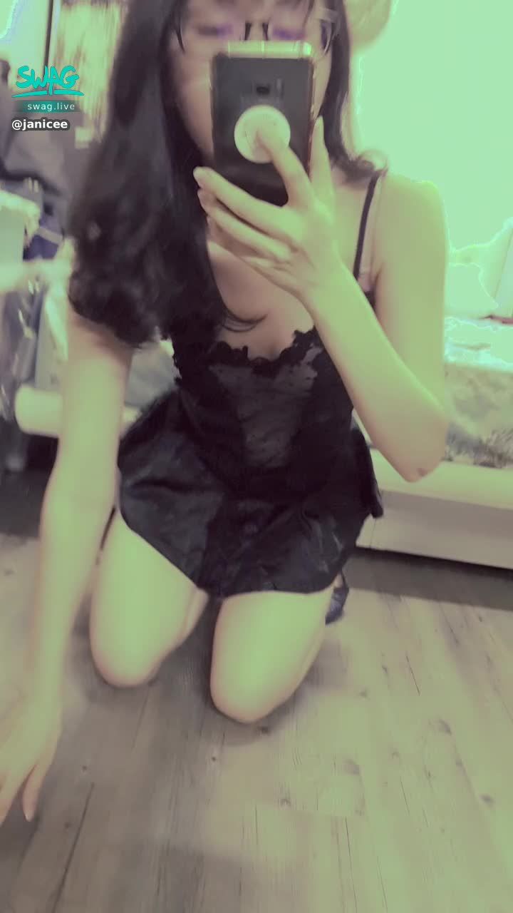janicee : 低頭撿起玫瑰🌹
極性感透膚網紗點點睡衣💋
兩條遮點蕾絲與芭蕾短裙😈
ballet👠
#網紗 #蕾絲 #黑色 #睡衣 #長髮 #黑髮 #美腿 #高跟鞋 #短裙 #細肩帶 #lace #黑框 #眼鏡 #粗框 #乳溝