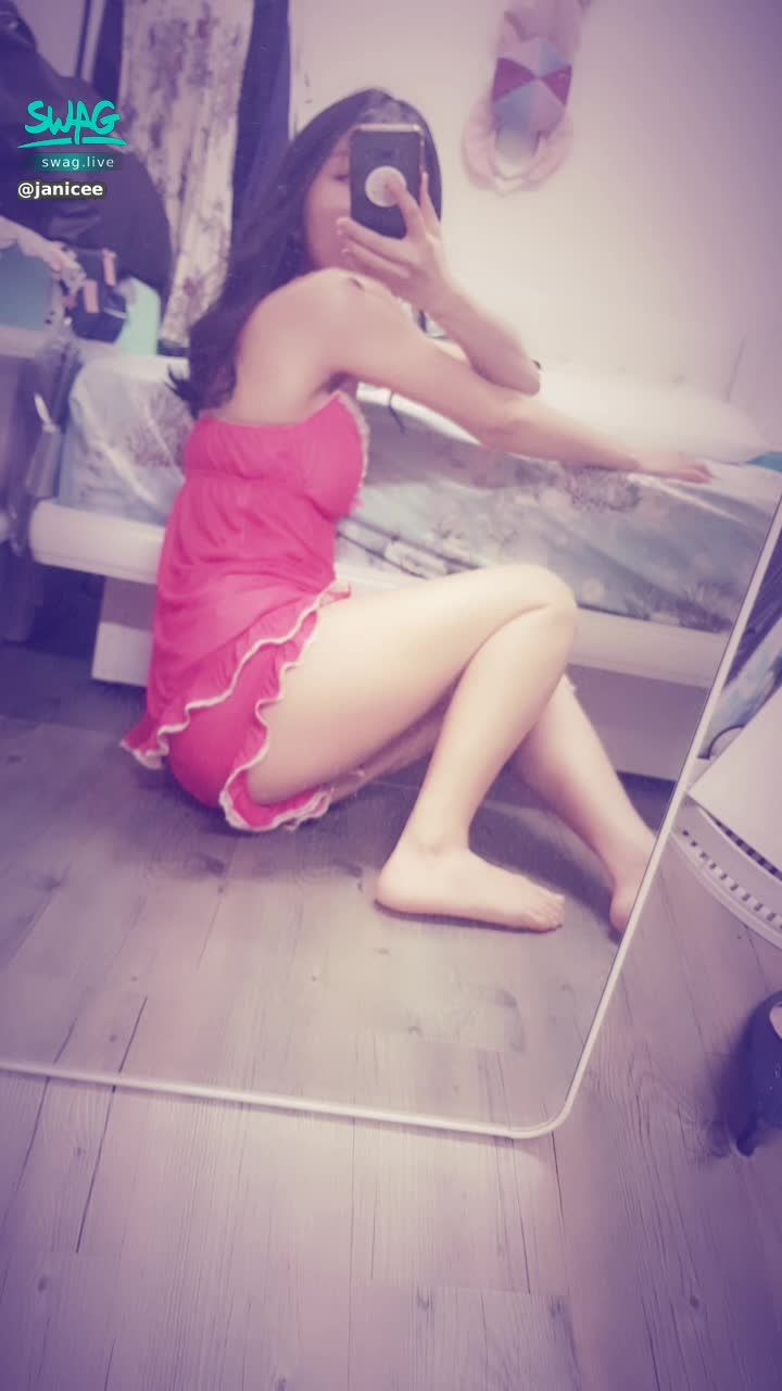 janicee : 美腿的根部露出的肌膚💙
曝光的性感M字腿💓
發光的肌膚😍⭐
蕾絲與波浪的性感💗
低胸又顯得膚色很白的睡衣💋
rouge💚
#黑髮 #長髮 #氣質 #鎖骨 #低胸 #細肩帶 #睡衣 #短褲 #美腿 #裸足 #赤腳 #腳趾 #肩膀 #rouge #腳底 #M字腿 #sexy #red