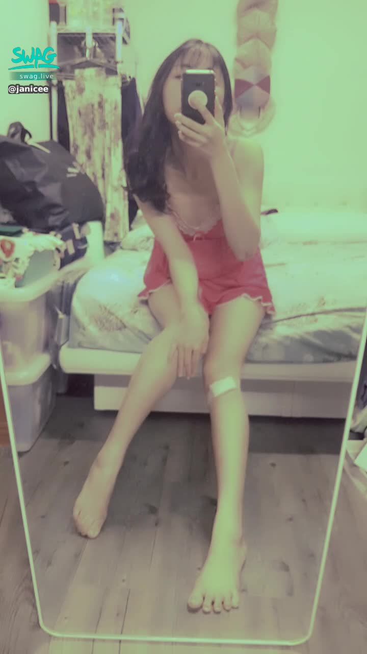 janicee : 低頭摸美腿腿💓
發光的肌膚😍⭐
胸口呼之欲出的性感🎀
蕾絲與波浪點綴💗
低胸又顯得膚色很白的睡衣💋
rouge💚
#黑髮 #長髮 #氣質 #鎖骨 #低胸 #細肩帶 #睡衣 #短褲 #美腿 #裸足 #赤腳 #腳趾 #肩膀 #rouge #乳溝 #sexy #red