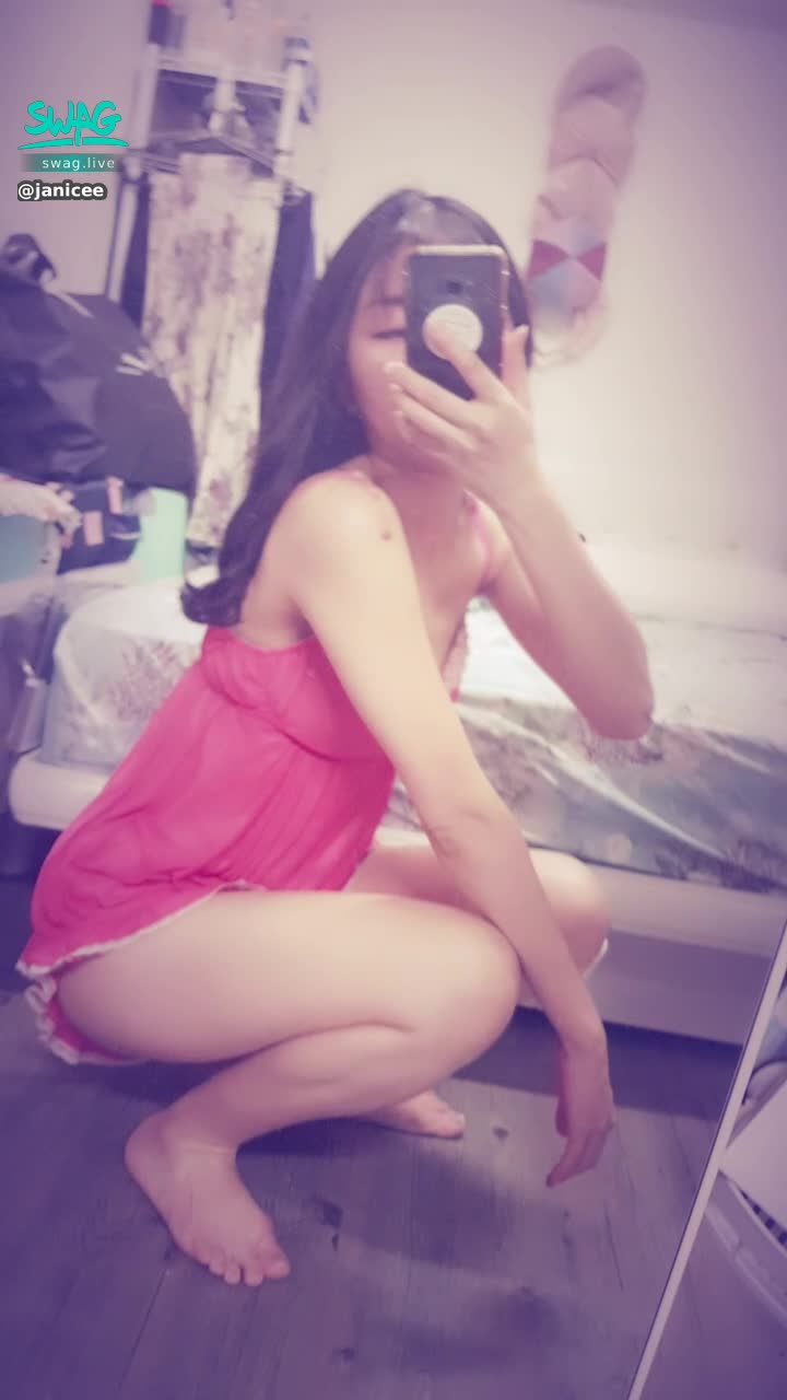 janicee : 揉胸🌹
誘人的姿態😈
發光的肌膚😍⭐
蕾絲與波浪的性感💗
低胸又顯得膚色很白的睡衣💋
rouge💚
#黑髮 #長髮 #氣質 #鎖骨 #低胸 #細肩帶 #睡衣 #短褲 #美腿 #裸足 #赤腳 #腳趾 #肩膀 #rouge #sexy #red