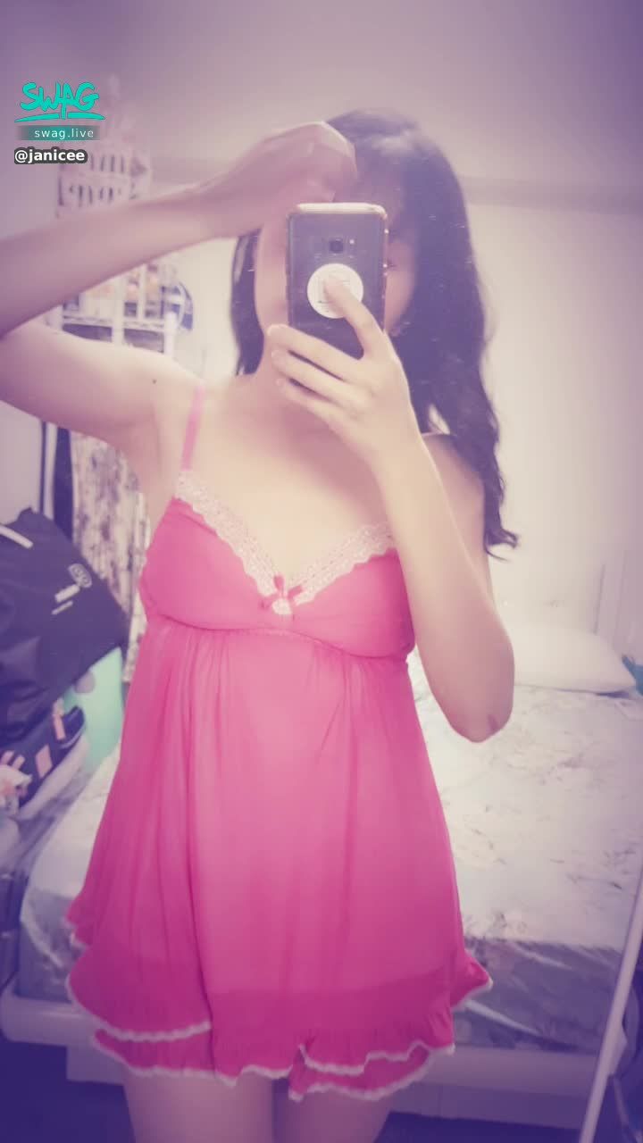 janicee : 撩起睡衣的裙擺💙
撥個頭髮，露出腋下💓
發光的大腿根部肌膚😍⭐
蕾絲與波浪的性感💗
低胸又顯得膚色很白的睡衣💋
rouge💚
#黑髮 #長髮 #氣質 #鎖骨 #低胸 #細肩帶 #睡衣 #短褲 #美腿 #裸足 #赤腳 #腳趾 #肩膀 #rouge #sexy #red
