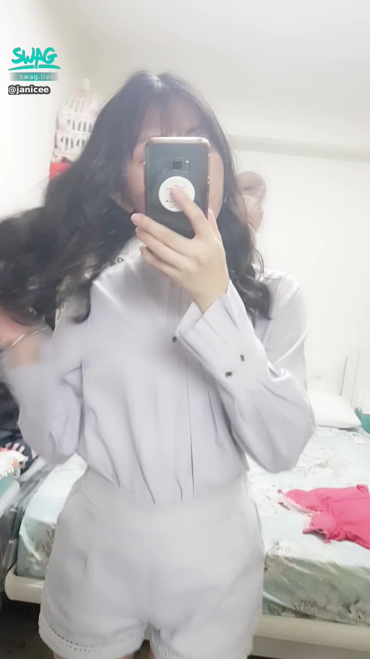 janicee : 拉一下襪子💓
OL的絕對領域😈
noire♥️
#黑髮 #長髮 #氣質 #鎖骨 #低胸 #絕對領域 #襯衫 #短褲 #美腿 #膝上襪 #rouge #腳底 #black #noire #黑絲 #蕾絲