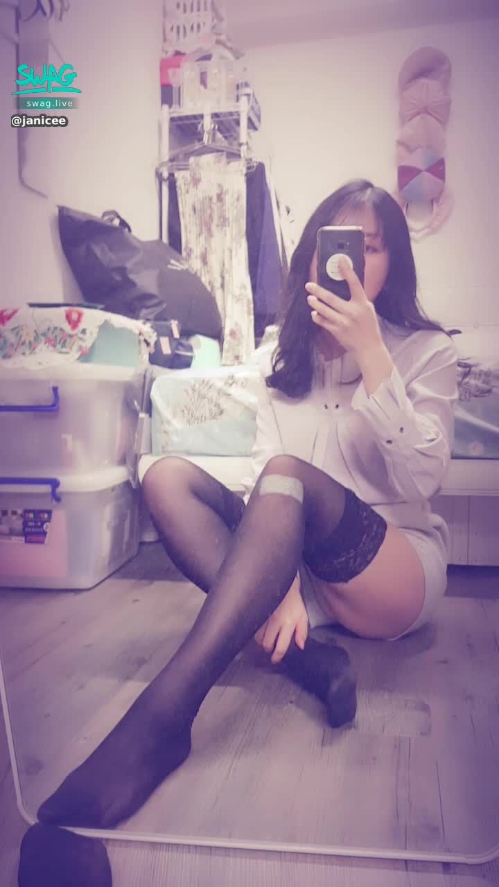 janicee : 黑絲下的腳掌💋
摸一下穿著絲襪的腿💚
膝蓋的傷好明顯😥
OL的絕對領域😈
noire♥️
#黑髮 #長髮 #氣質 #鎖骨 #低胸 #絕對領域 #襯衫 #短褲 #美腿 #膝上襪 #rouge #腳底 #black #noire #黑絲 #蕾絲