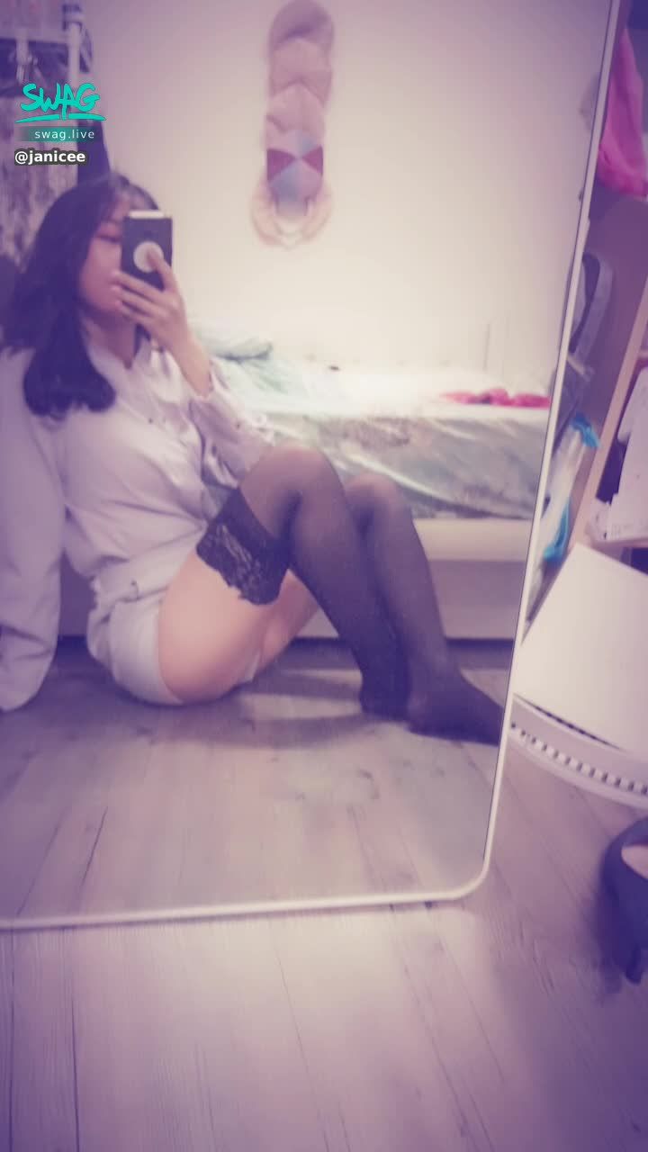 janicee : 側過身的角度💓
窺見黑絲美腿💗
OL的絕對領域😈
noire♥️
#黑髮 #長髮 #氣質 #鎖骨 #低胸 #絕對領域 #襯衫 #短褲 #美腿 #膝上襪 #rouge #腳底 #black #noire #黑絲 #蕾絲