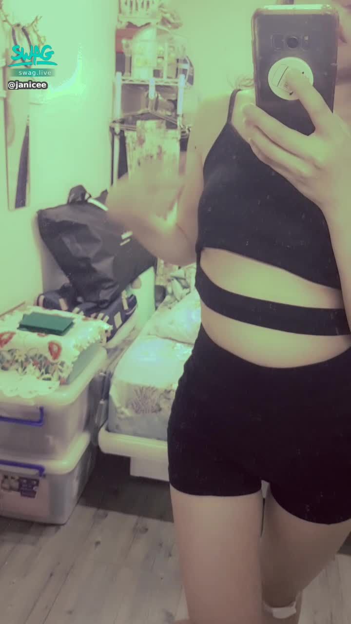 janicee : 抬起手撥個頭髮💋
乾淨的腋下💗
露出南半球的性感黑色小可愛💋
膝蓋上的傷不知道要多久才會好😥
semisphere♥️
#黑髮 #長髮 #氣質 #鎖骨 #南半球 #細肩帶 #下乳 #短褲 #美腿 #裸足 #赤腳 #腳趾 #肩膀 #noire #black #腋下