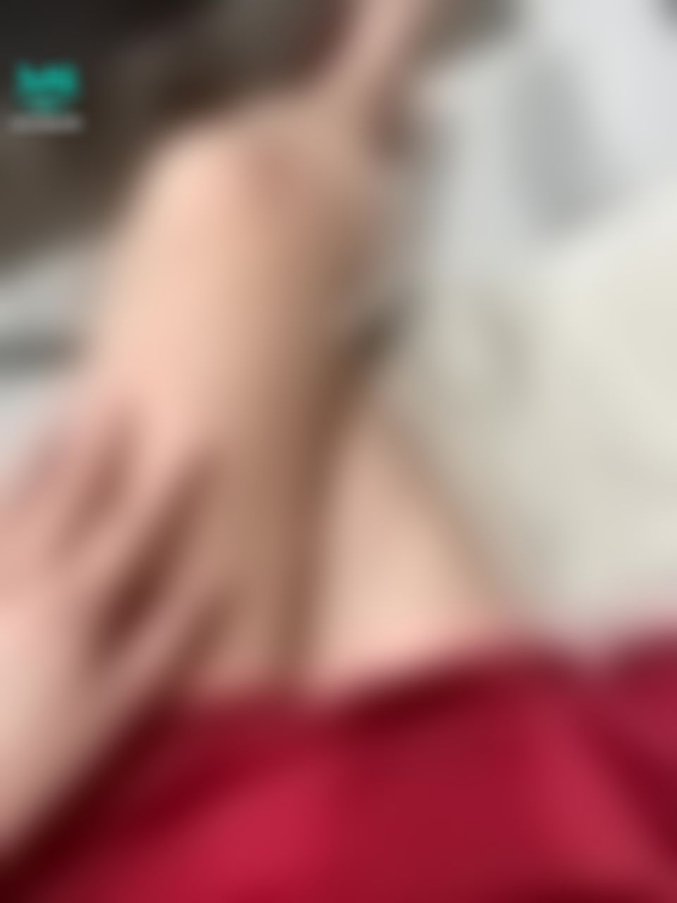 c*******i : 輕輕滑過大腿，拉開底褲，搬弄小肉穴！
哥哥知道嗎？其實裡面濕透了！