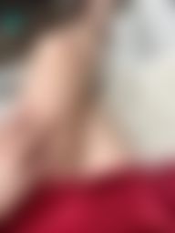 c*******i : 輕輕滑過大腿,拉開底褲,搬弄小肉穴!
哥哥知道嗎?其實裡面濕透了!