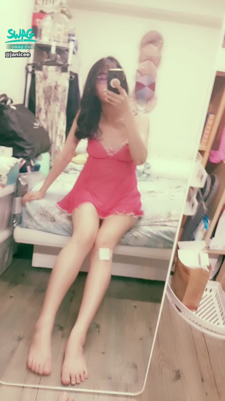janicee : 床邊翹個腳♥️
常被說很性感的睡衣⭐
red temptation💋
#長髮 #捲髮 #鎖骨 #裸足 #赤腳 #低胸 #深V #蕾絲 #肩膀 #睡衣 #短褲 #性感 #誘惑 #腳底