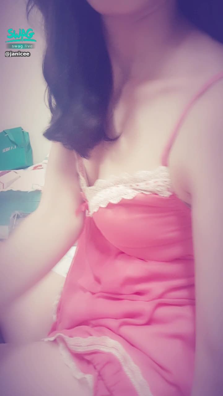 janicee : 親吻胸口與腳底的距離💋
常被說很誘惑的睡衣⭐
red temptation🌹
#長髮 #捲髮 #鎖骨 #裸足 #赤腳 #低胸 #深V #蕾絲 #肩膀 #睡衣 #短褲 #性感 #誘惑 #腳底 #胸口