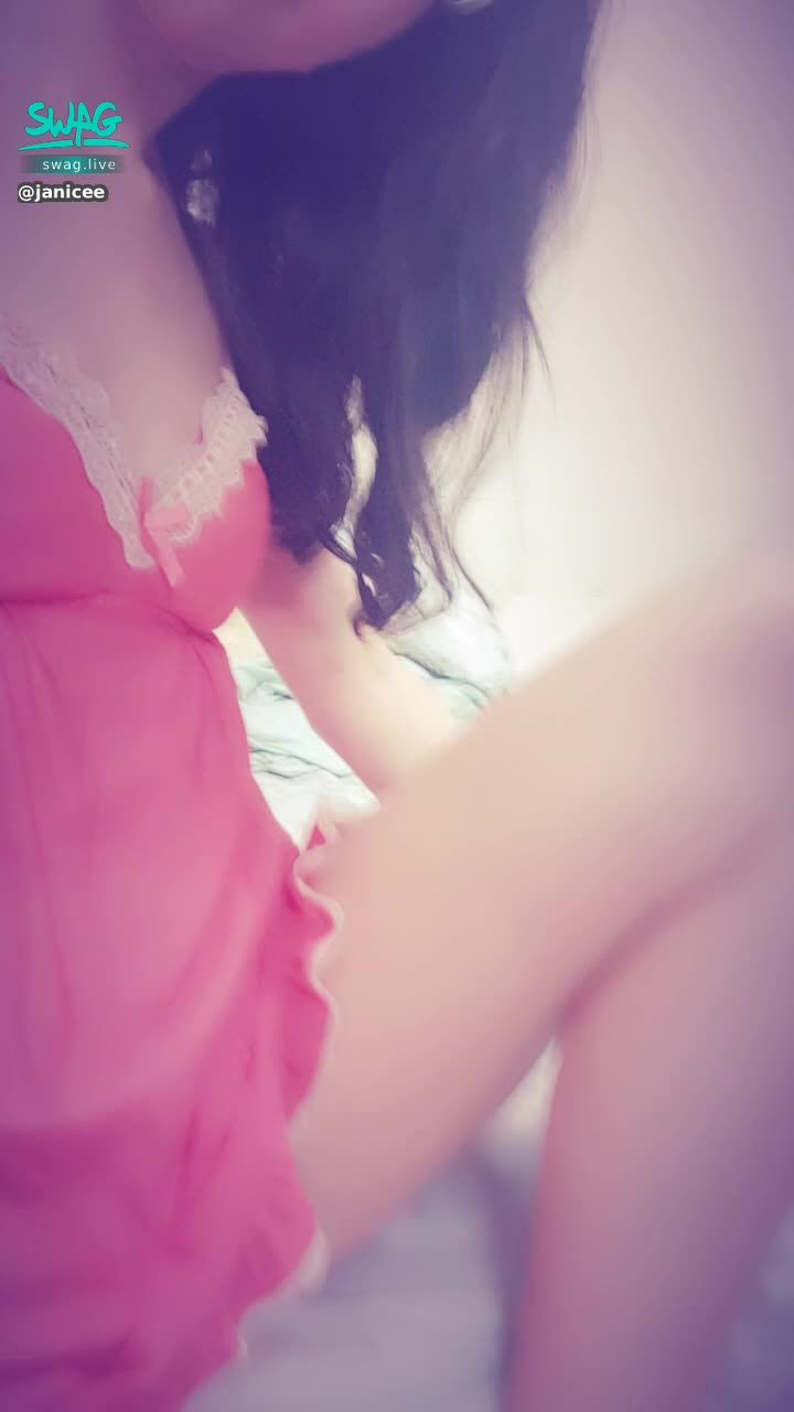 janicee : 前鏡頭的第一人稱視角👀
常被說很性感的睡衣⭐
red temptation💋
#長髮 #捲髮 #鎖骨 #裸足 #赤腳 #低胸 #深V #蕾絲 #肩膀 #睡衣 #短褲 #性感 #誘惑 #嘴唇