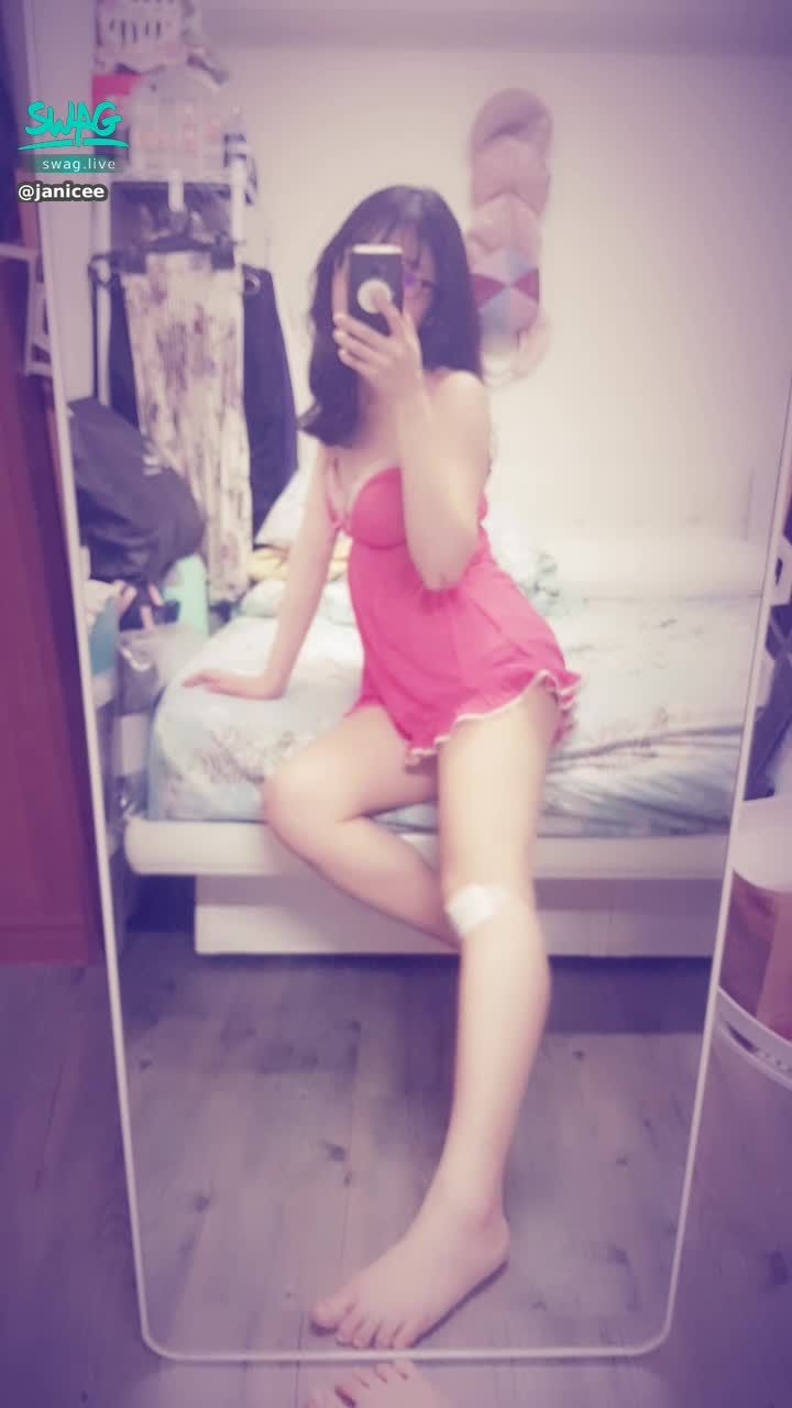 janicee : 露出微笑線👀
床邊曝光小褲的坐姿😈
常被說很性感的睡衣⭐
red temptation💋
#長髮 #捲髮 #鎖骨 #裸足 #赤腳 #低胸 #深V #蕾絲 #肩膀 #睡衣 #短褲 #性感 #誘惑 #腳底 #小褲