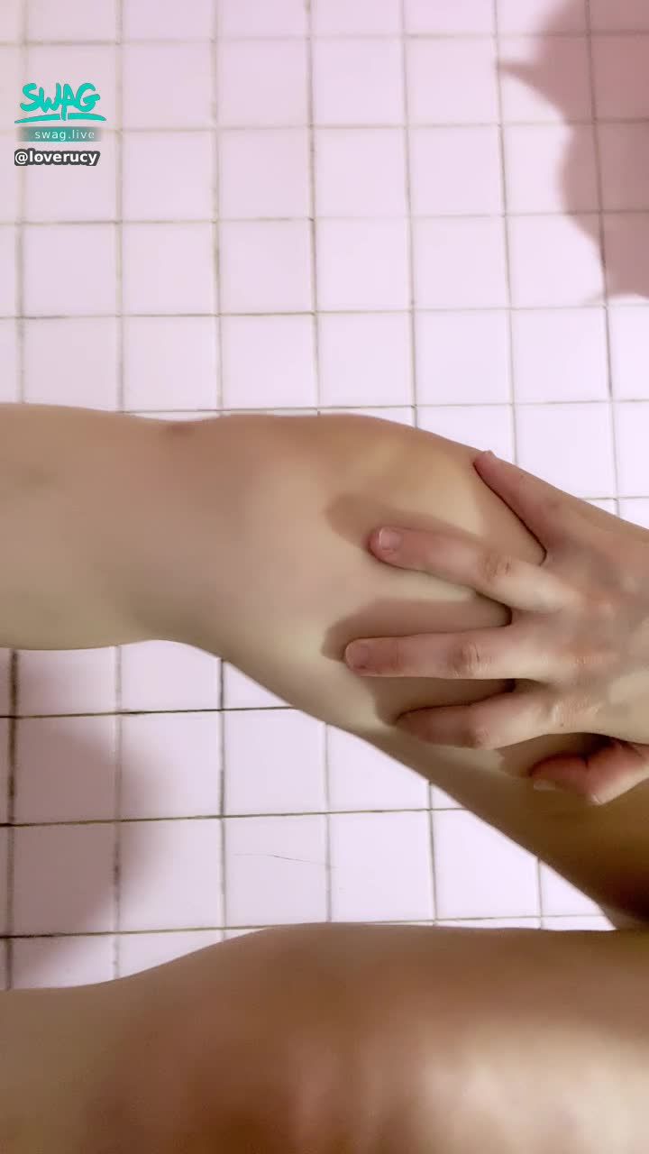 loverucy : 腿控❤️白嫩嫩的蜜大腿～寶寶喜歡嗎😳