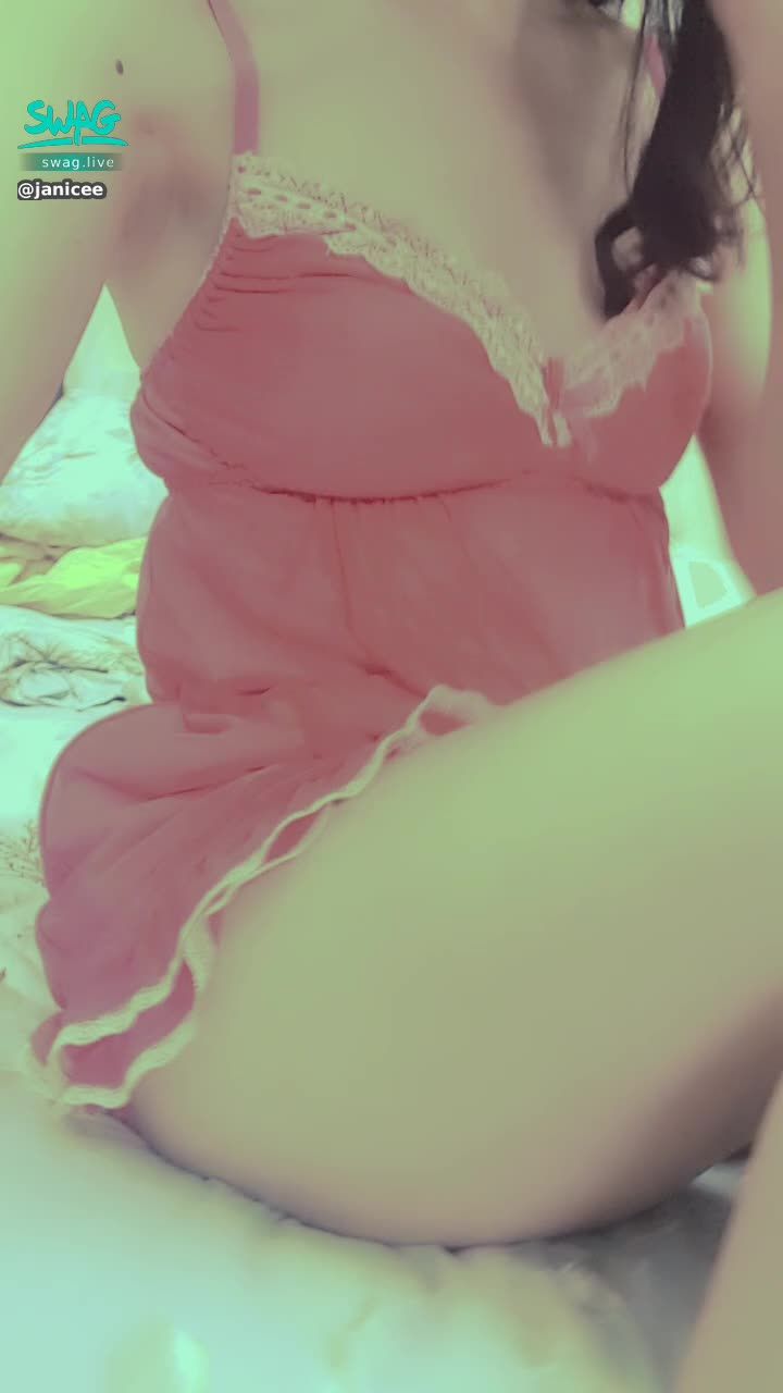 janicee : 近拍大腿根部與兩腿之間👀
常被說很性感的睡衣⭐
red temptation💋
#長髮 #捲髮 #鎖骨 #裸足 #赤腳 #低胸 #深V #蕾絲 #肩膀 #睡衣 #短褲 #性感 #誘惑