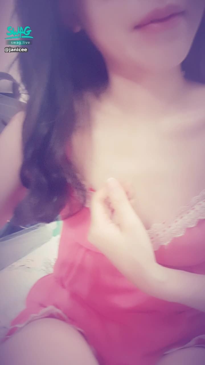 janicee : 舔舔嘴唇😈
前鏡頭M字腿的誘惑😍
近拍大腿根部💓
常被說很性感的睡衣⭐
red temptation💋
#長髮 #捲髮 #鎖骨 #裸足 #赤腳 #低胸 #深V #蕾絲 #肩膀 #睡衣 #短褲 #性感 #誘惑 #褲底 #M字腿