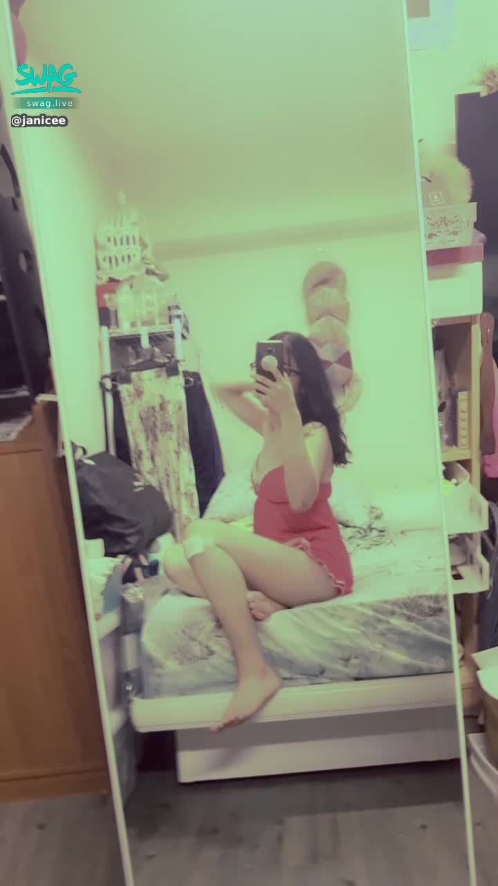 janicee : 抓個馬尾🌸
天氣變熱了😎
常被說很性感的睡衣⭐
red temptation💋
#長髮 #捲髮 #鎖骨 #裸足 #赤腳 #低胸 #深V #蕾絲 #肩膀 #睡衣 #短褲 #性感 #誘惑 #馬尾