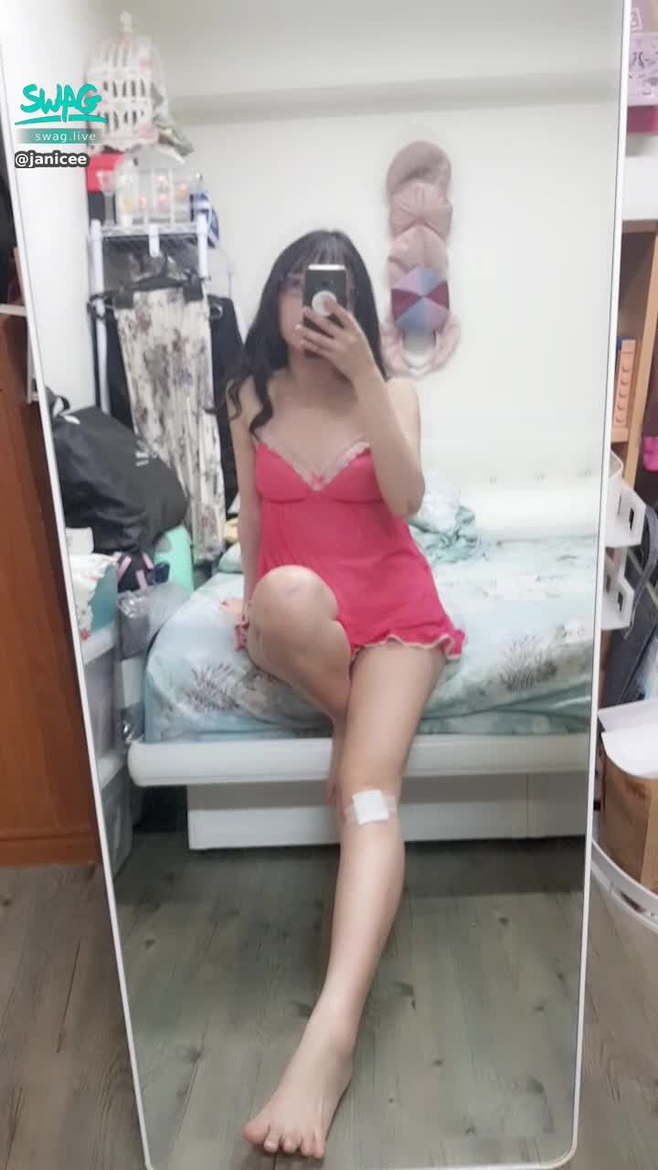 janicee : 從床邊站起來左右旋轉💗
窺探後頸肌膚👀
常被說很性感的睡衣⭐
red temptation💋
#長髮 #捲髮 #鎖骨 #裸足 #赤腳 #低胸 #深V #蕾絲 #肩膀 #睡衣 #短褲 #性感 #誘惑 #美背