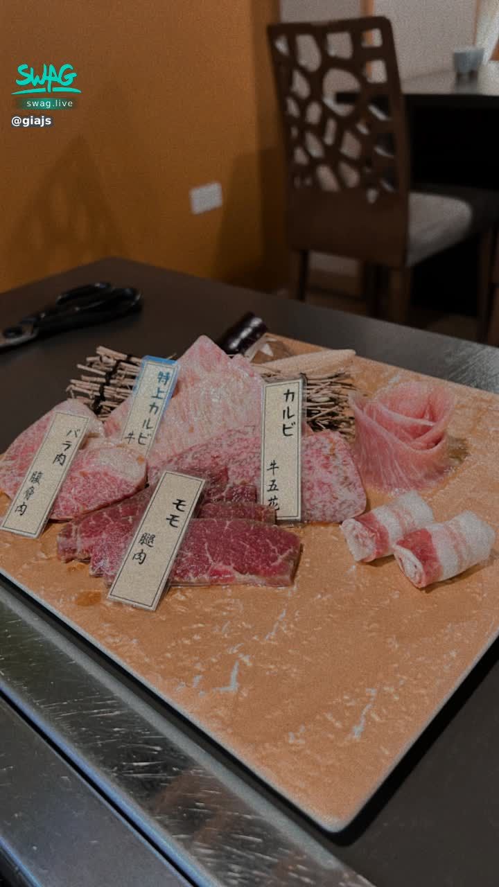 giajs : 看著肉肉突然好想吃肉肉⋯但低頭看了一下我的肚子🥲
沒事我不餓🥺我真的真的不會餓🥺
#禮拜六晚上10點陪我直播❤️ #私訊解鎖更辣的 #性感 #sexy #吃飯約會 #giajs #然然
