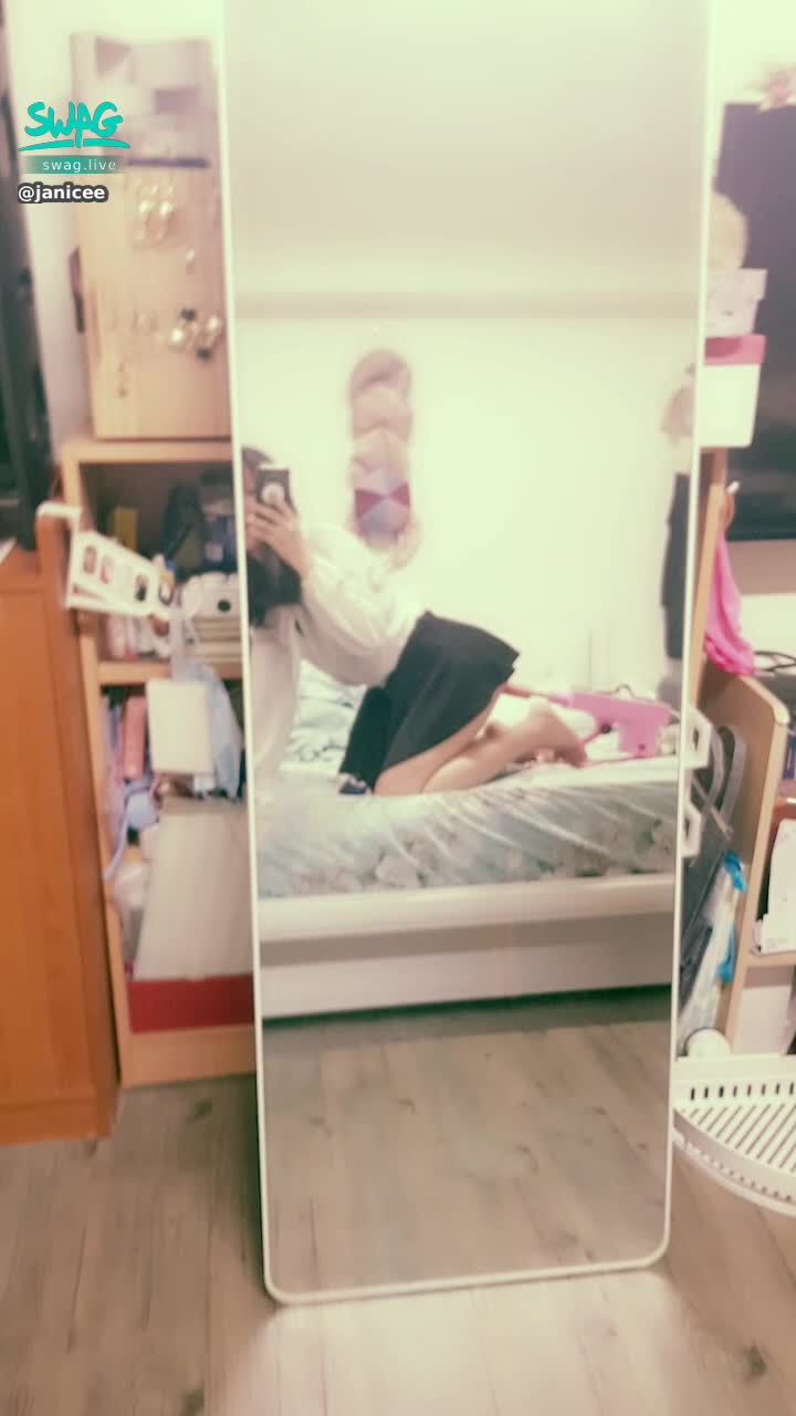 janicee : 下班後被高速抽插的OL♥️
4段速到五段速😈
加速到快撐不住了👀
好久沒用炮機🌹
my pink machine🎀
#machine #OL #炮機 #短裙 #美腿 #襯衫 #赤腳 #裸足 #陽具 #抽插 #長髮 #黑髮 #床 #美尻
