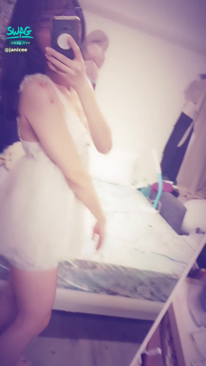 janicee : 前面後面都挖得很低💙
大面積的露膚度💓
睡衣側邊露出的胸部肌膚🌹
夢幻花嫁系睡衣🌸
#細肩帶 #睡衣 #低胸 #短褲 #赤腳 #裸足 #黑髮 #長髮 #眼鏡 #性感 #深V #純白 #腳底 #美背