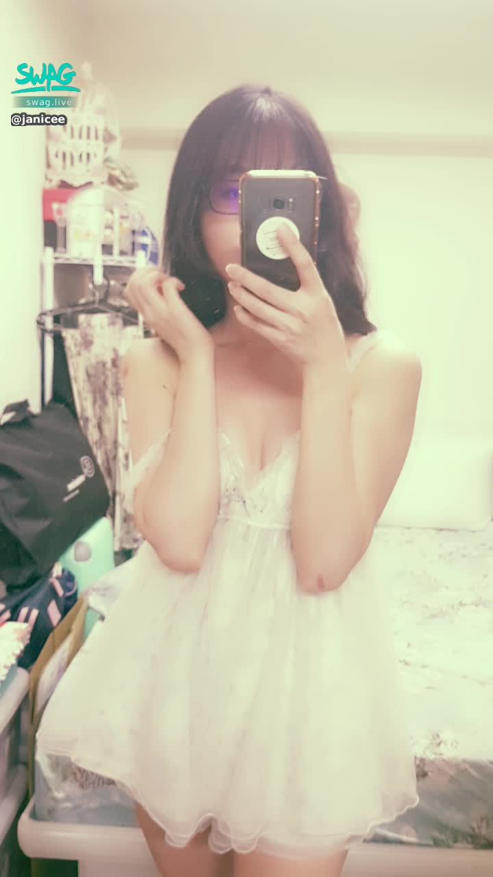 janicee : 放下兩側的肩帶😈👀
揉一下胸部嬌嫩的肌膚🌹
夢幻花嫁系睡衣🌸
#細肩帶 #睡衣 #低胸 #短褲 #赤腳 #裸足 #黑髮 #長髮 #眼鏡 #性感 #深V #純白 #揉胸