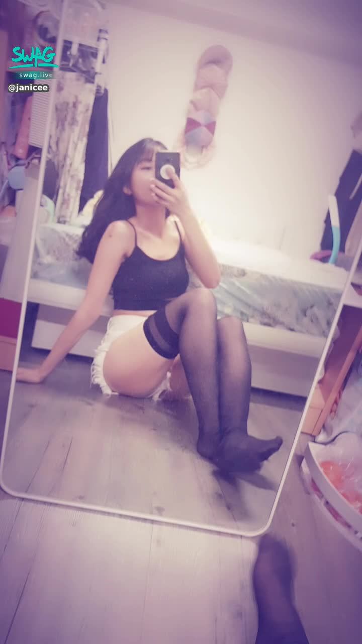 janicee : 用腳底與手畫個愛心♥️♥️♥️
牛仔褲的褲底😈
黑絲下的腳趾😍
挖空的小可愛💋
膝上襪💙絕對領域💗
#南半球 #細肩帶 #挖空 #性感 #短褲 #膝上襪 #絕對領域 #下乳 #黑絲 #黑髮 #長髮 #美腿 #stocking #sexy #腰 #細肩帶 #褲底