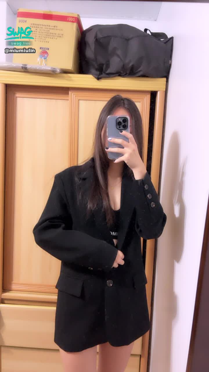  : 🔞 Fan's wished blazer unwraps into sexy sports bra 🥰
Do you like this contrasting Mumu? 😈