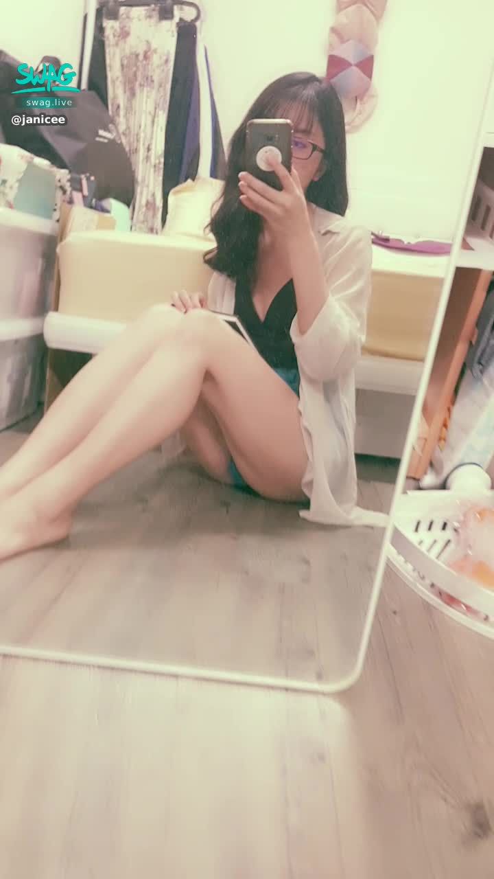 janicee : 地板上的文青少女⭐
看著書的氣質模樣👠
短褲的褲底🌹
白色襯衫下的美腿♥️
解開襯衫是黑色內著😈
black lingerie💋
#黑髮 #長髮 #眼鏡 #眼鏡妹 #黑框#粗框 #襯衫 #深V #bra #短褲 #美腿 #裸足 #赤腳 #露腰 #鎖骨 #sexy #腳底 #細肩帶 #內著 #褲底