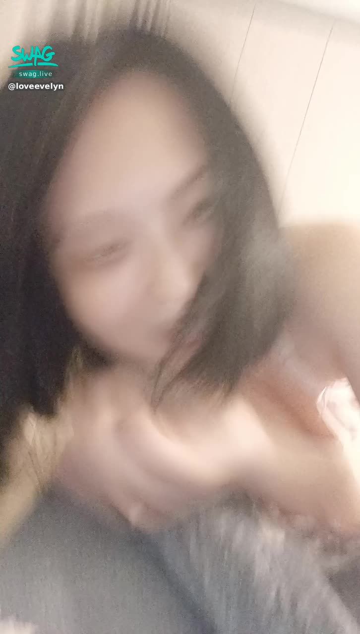 loveevelyn : 開心到在床上打滾🤣🤣🤣