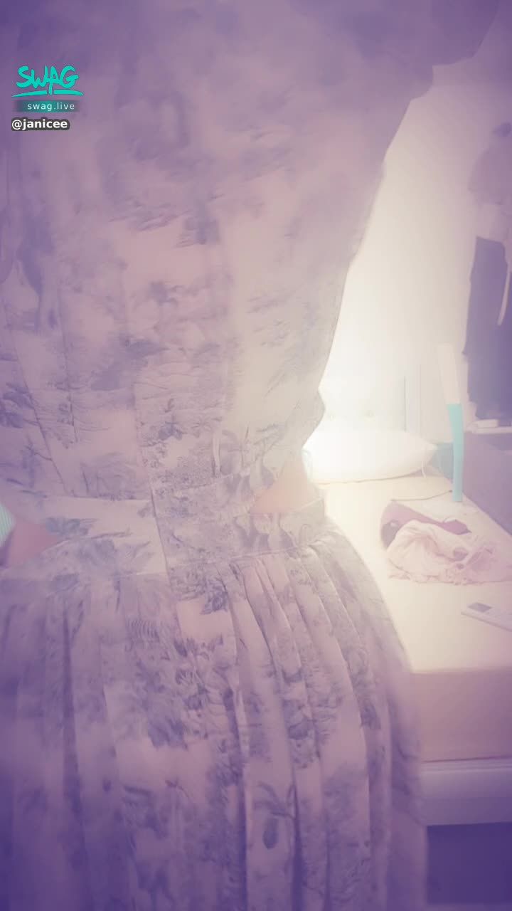 janicee : 前胸的溝與背後纖細的腰身🌹
穿上高跟鞋👠
挖空處透出的內衣🌹
性感新衣💗
new dress😍
#黑髮 #長髮 #眼鏡 #眼鏡妹 #黑框 #粗框 #挖空 #洋裝 #裙擺 #美腿 #sexy #露腰 #bra #高跟鞋 #highheels #dress