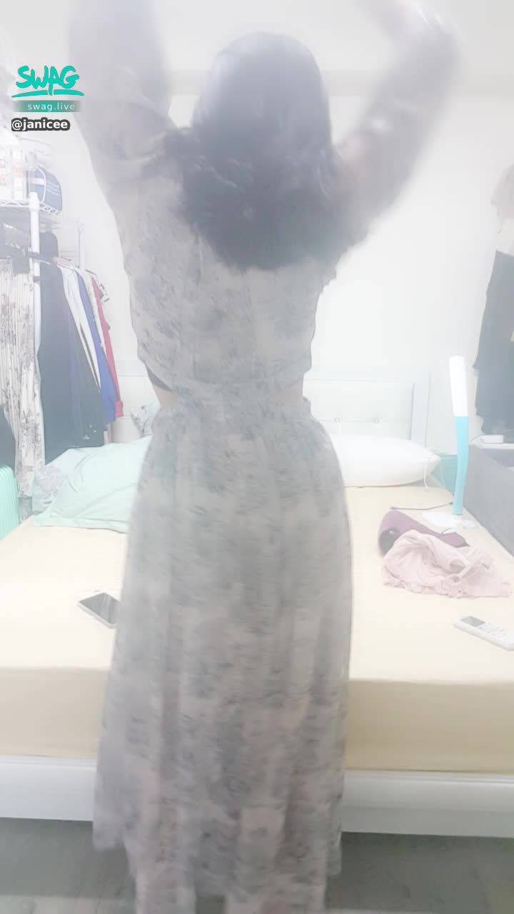 janicee : 換個視角💓
背面切出的腰身😈
挖空處透出的內衣🌹
性感新衣💗
new dress😍
#黑髮 #長髮 #眼鏡 #眼鏡妹 #黑框 #粗框 #挖空 #洋裝 #裙擺 #美腿 #sexy #露腰 #bra #高跟鞋 #highheels #dress